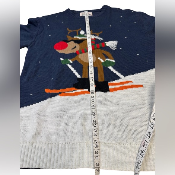 Daisy’s Boutique Men’s Christmas Sweater Reindeer,Snowman, Skiing Size Small - Picture 4 of 5
